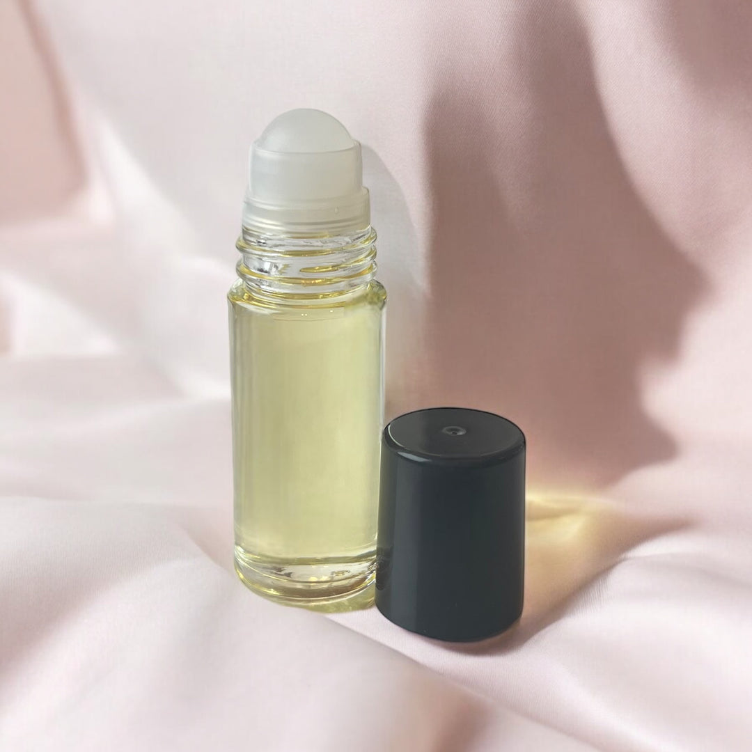 🌺Scent is fruity-sweet.

Top notes of Raspberry and Calabrian bergamot.

Middle notes of Rose absolute and Violet leaf absolute.

Base notes of Cocoa butter absolute, Virginia cedar, and Leather.

 

 

**Inspired** by    La Vie Est Belle L’Elixir by Lancome